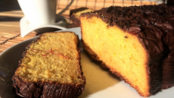 Bizcocho de naranja y azafrán con cobertura de chocolate