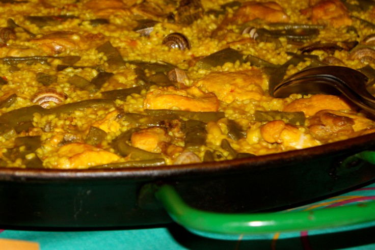 Paella de pollo y conejo