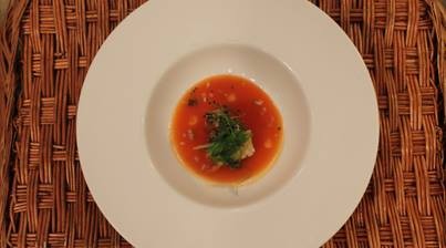 Tataki de atún rojo con gazpacho de sandía y azafrán