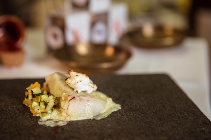 Bacalao gratinado con alioli, manzana y azafrán