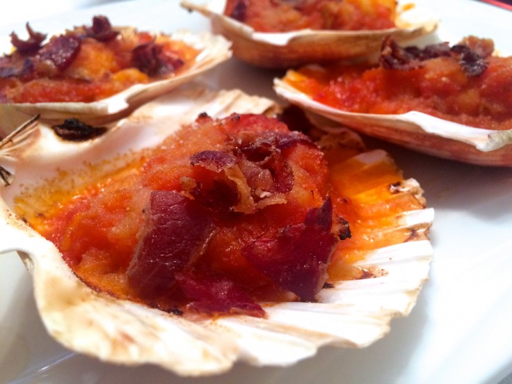 Vieiras gratinadas en salsa de tomate y azafrán