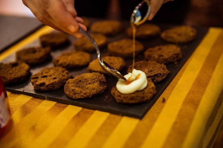 Bocado dulce de Algarroba, Miel y Queso con Azafrán