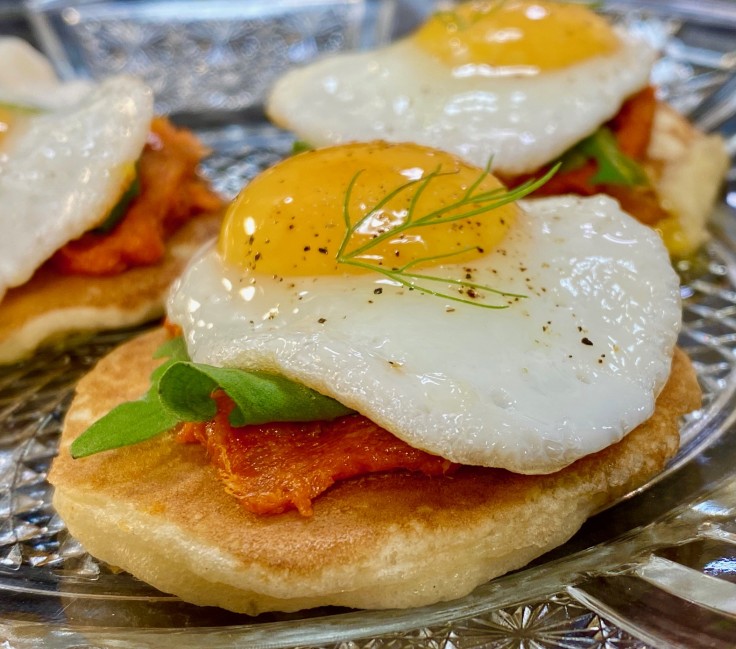 Blinis con sobrasada, huevo frito y miel con azafrán y jengibre